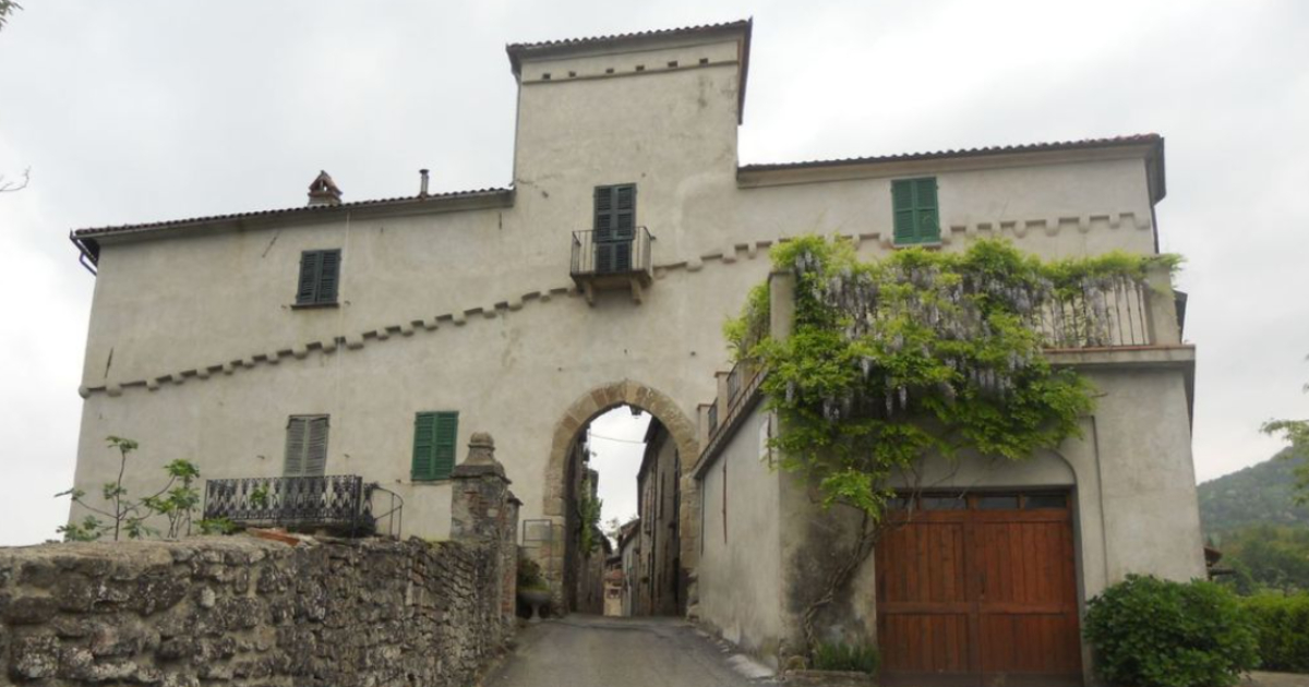 Tra Cuneo ed Alessandria c'è un antico borgo di pietra protetto da un'alta cinta muraria: ecco come visitarlo | PaesiOnLine