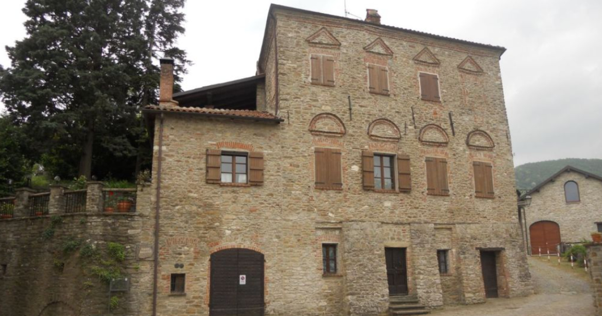 Tra Cuneo ed Alessandria c'è un antico borgo di pietra protetto da un'alta cinta muraria: ecco come visitarlo | PaesiOnLine