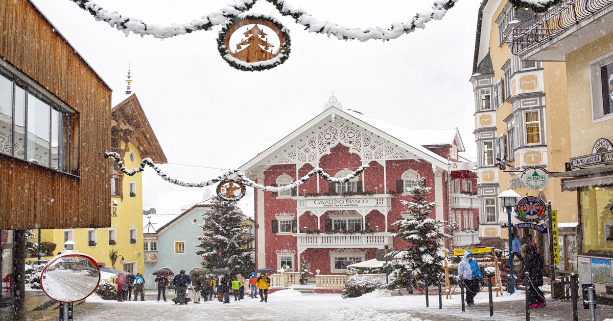 Ai piedi delle montagne imponenti più famose di  tutta Italia, c'è il borgo più bello delle Dolomiti: con la neve è davvero spettacolare