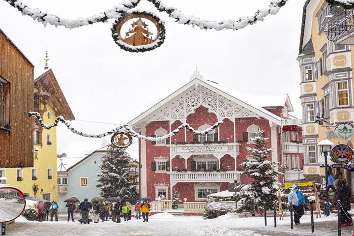 Ai piedi delle montagne imponenti più famose di tutta Italia, c'è il borgo più bello delle Dolomiti: con la neve è davvero spettacolare
