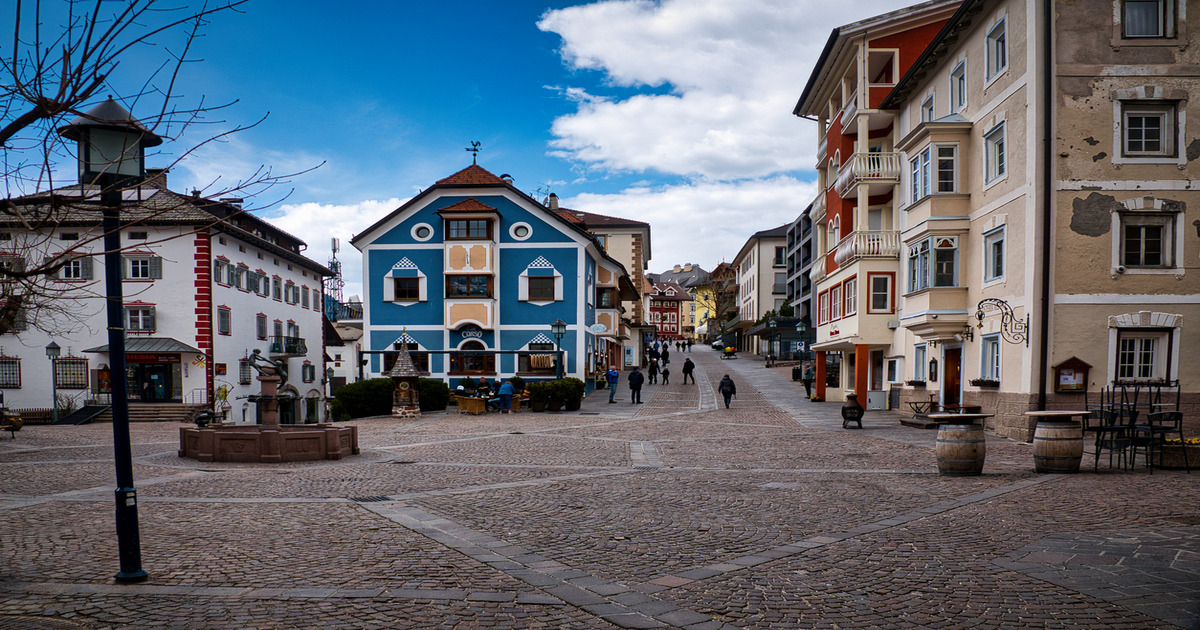 Ai piedi delle montagne imponenti più famose di  tutta Italia, c'è il borgo più bello delle Dolomiti: con la neve è davvero spettacolare