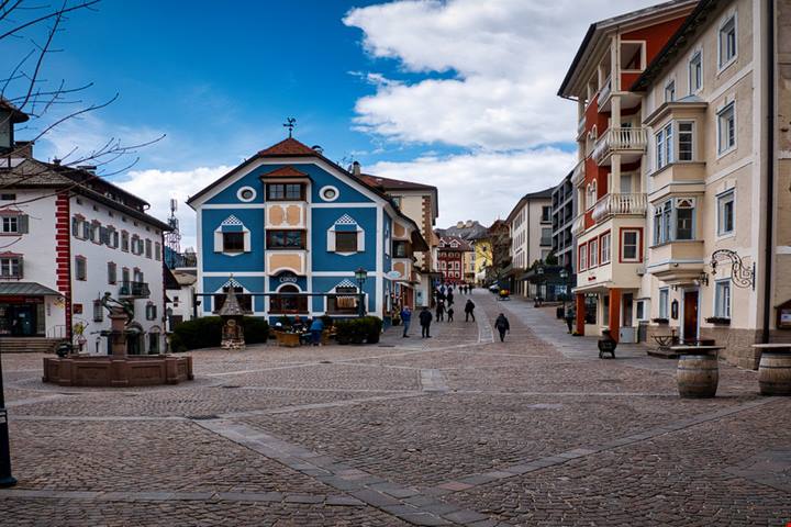 Ai piedi delle montagne imponenti più famose di tutta Italia, c'è il borgo più bello delle Dolomiti: con la neve è davvero spettacolare