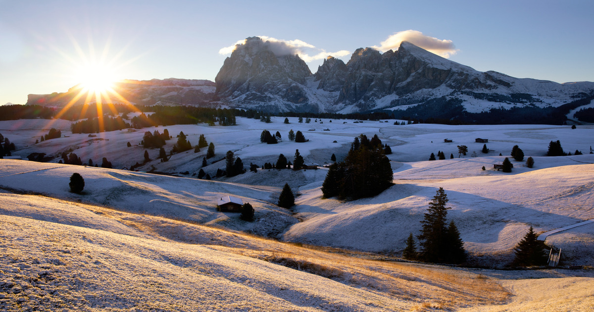 Ai piedi delle montagne imponenti più famose di  tutta Italia, c'è il borgo più bello delle Dolomiti: con la neve è davvero spettacolare
