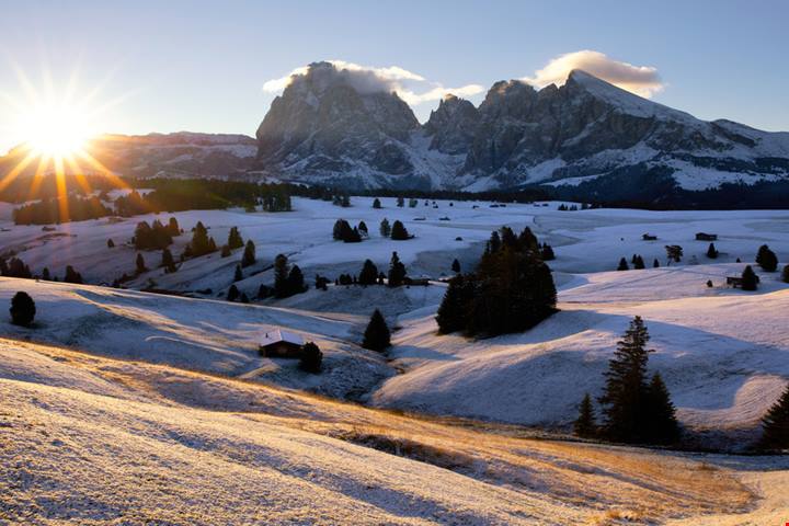 Ai piedi delle montagne imponenti più famose di tutta Italia, c'è il borgo più bello delle Dolomiti: con la neve è davvero spettacolare