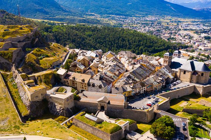 Sulle alpi a pocki km dall'Italia c'è un meraviglioso villaggio dal fascino inespugnabile: ecco come raggiugnerlo