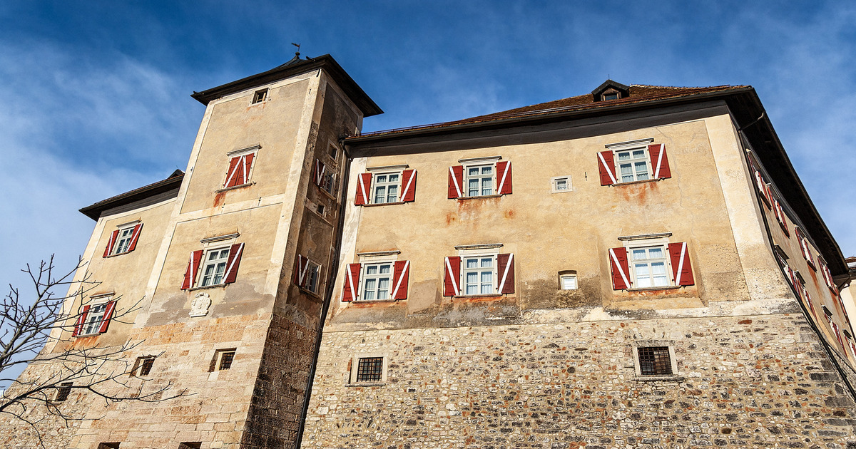 Elegante e sfarzoso, questo castello in Trentino sembra uscito da un negozio di porcellane, invece è tutto vero
