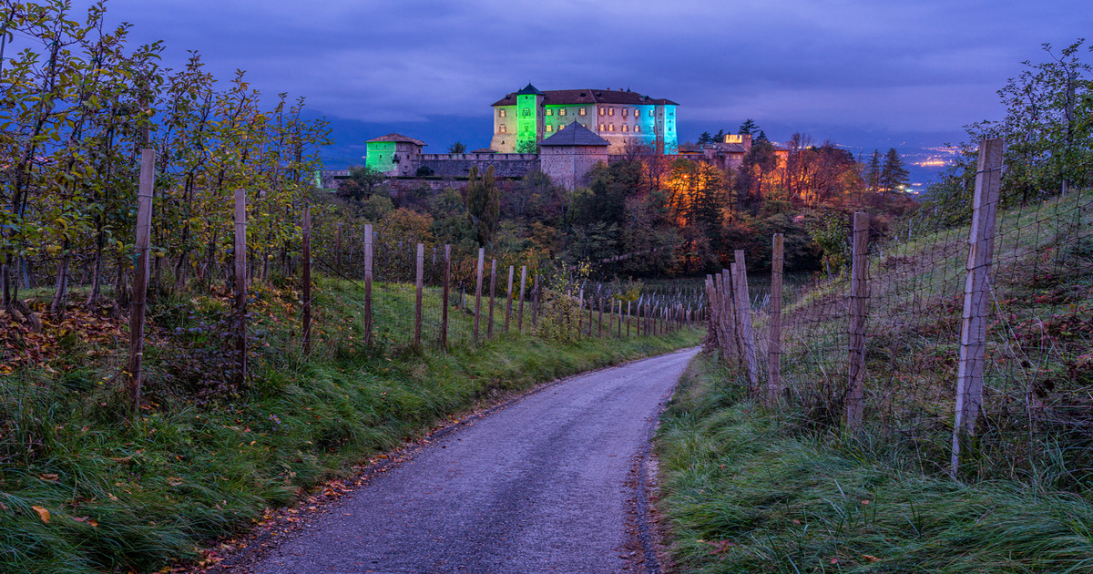 Elegante e sfarzoso, questo castello in Trentino sembra uscito da un negozio di porcellane, invece è tutto vero