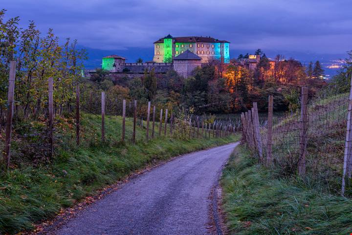 Elegante e sfarzoso, questo castello in Trentino sembra uscito da un negozio di porcellane, invece è tutto vero