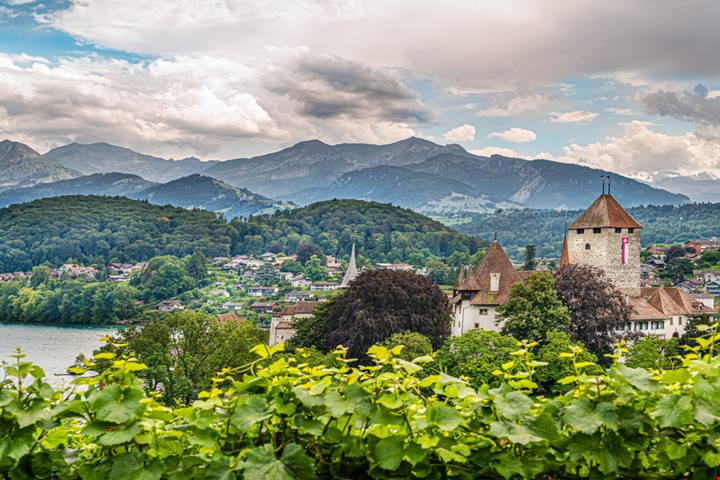 Elegante e sfarzoso, questo castello in Trentino sembra uscito da un negozio di porcellane, invece è tutto vero
