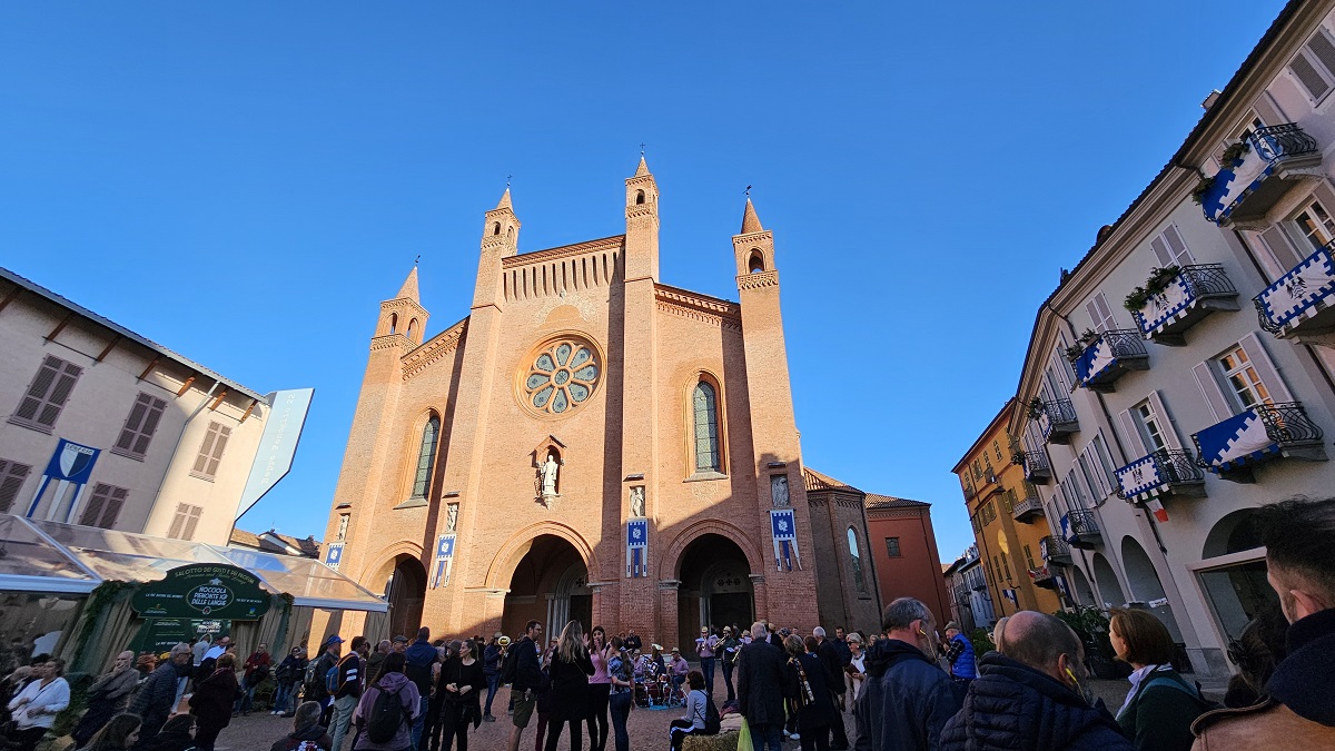 Nelle Langhe Monferrato Roero con un treno speciale, un weekend di scoperte e sapori autunnali tra Alba e Asti, le migliori cantine della Strada del Barolo sempre più destinazione Wedding di lusso