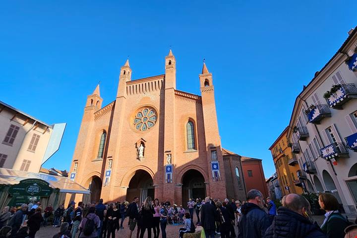 Nelle Langhe Monferrato Roero con un treno speciale, un weekend di scoperte e sapori autunnali tra Alba e Asti, le migliori cantine della Strada del Barolo sempre più destinazione Wedding di lusso