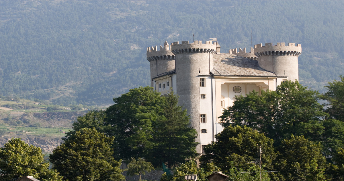 Tra i verdi vigneti della Valle D'Aosta, spunta imperioso un antico castello che risale addirittura al dodicesimo secolo