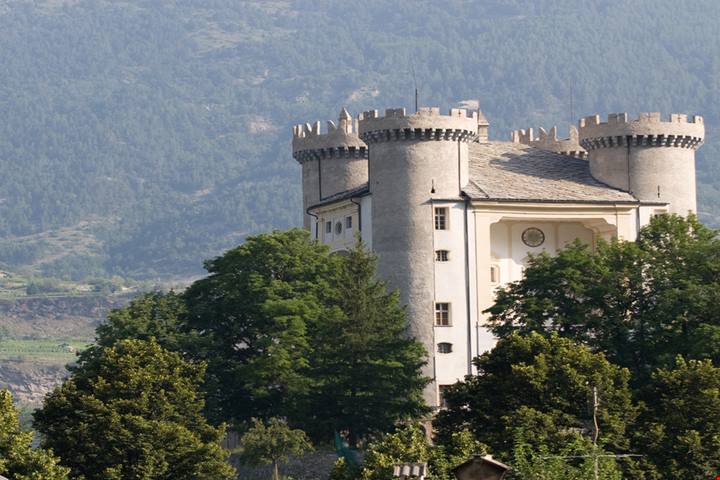 Tra i verdi vigneti della Valle D'Aosta, spunta imperioso un antico castello che risale addirittura al dodicesimo secolo