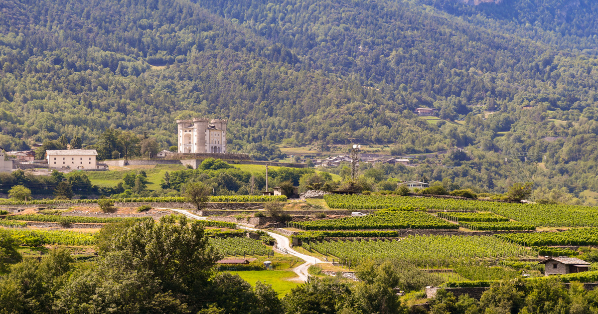 Tra i verdi vigneti della Valle D'Aosta, spunta imperioso un antico castello che risale addirittura al dodicesimo secolo