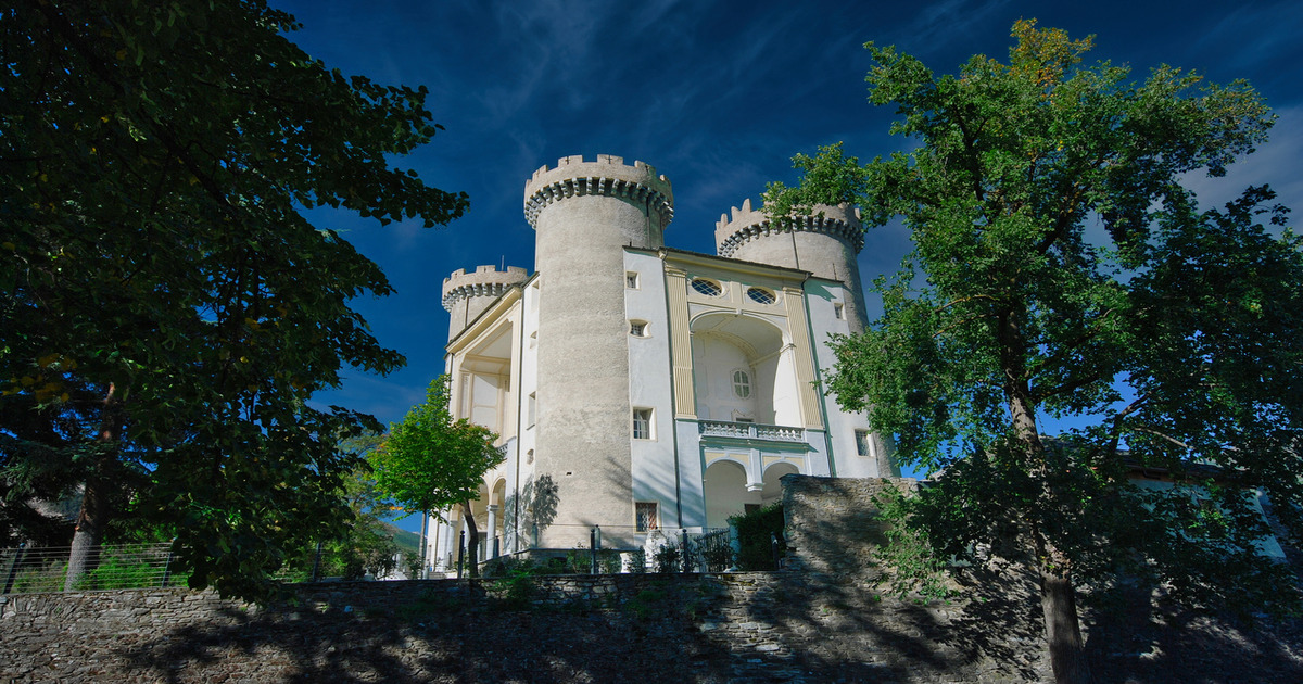 Tra i verdi vigneti della Valle D'Aosta, spunta imperioso un antico castello che risale addirittura al dodicesimo secolo