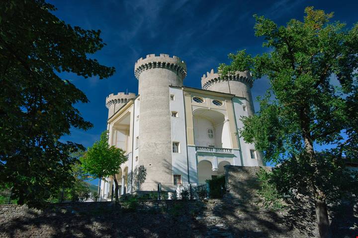 Tra i verdi vigneti della Valle D'Aosta, spunta imperioso un antico castello che risale addirittura al dodicesimo secolo