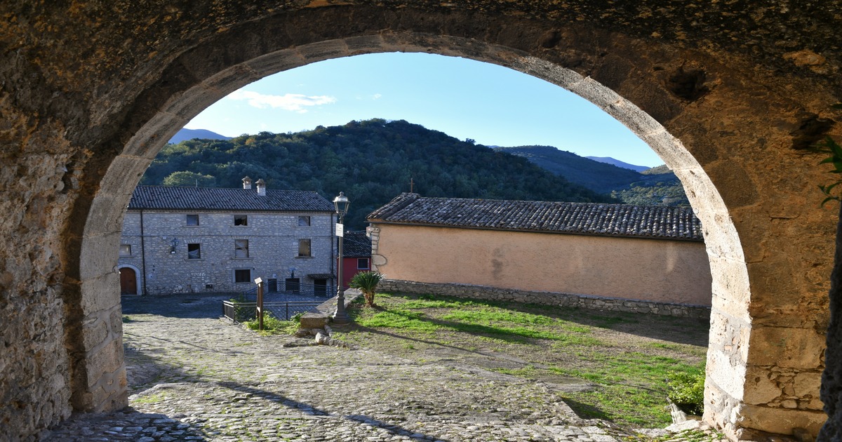Un borgo senza tempo a pochi km da Roma nasconde tra le sue mura un antichissimo castello medievale uscito da una fiaba