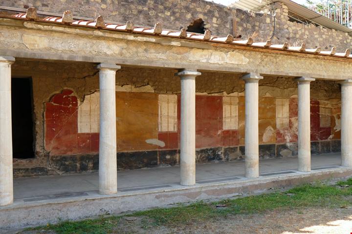 Un po' di Roma anche a Napoli: questi scavi archeologici hanno messo alla luca un'antichissima e colorata villa dell'imperatore Nerone