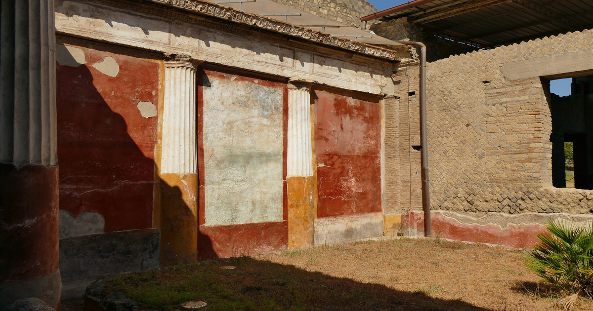 Un po' di Roma anche a Napoli: questi scavi archeologici hanno messo alla luca un'antichissima e colorata villa dell'imperatore Nerone