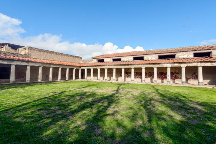 Un po' di Roma anche a Napoli: questi scavi archeologici hanno messo alla luca un'antichissima e colorata villa dell'imperatore Nerone