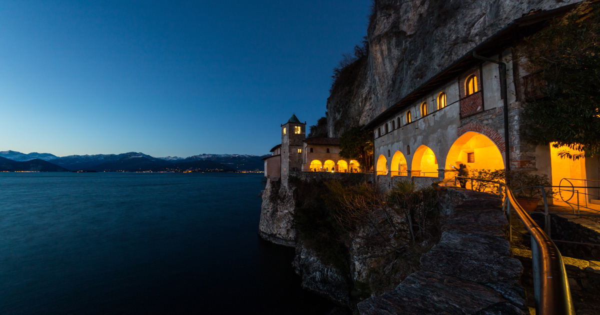 Il Lago Maggiore s'illumina con le luci del Natale: i mercatini di questo borgo promoettono uno spettacolo senza pari 
