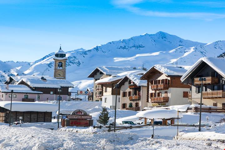 Luci sfavillanti e negozi duty free: questa affascinate località invernale si trova quasi a 2000 metri di altezza ed è tra le più belle della Lombardia