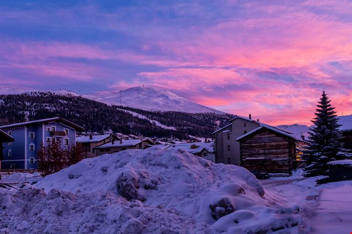 Luci sfavillanti e negozi duty free: questa affascinate località invernale si trova quasi a 2000 metri di altezza ed è tra le più belle della Lombardia