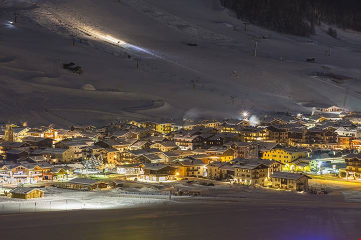 Luci sfavillanti e negozi duty free: questa affascinate località invernale si trova quasi a 2000 metri di altezza ed è tra le più belle della Lombardia