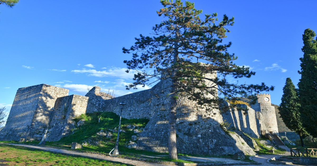C'è un delizioso borgo medievale sospeso tra due monti: si trova nel lazio ed ha un fascino letterario davvero unico nel suo genere