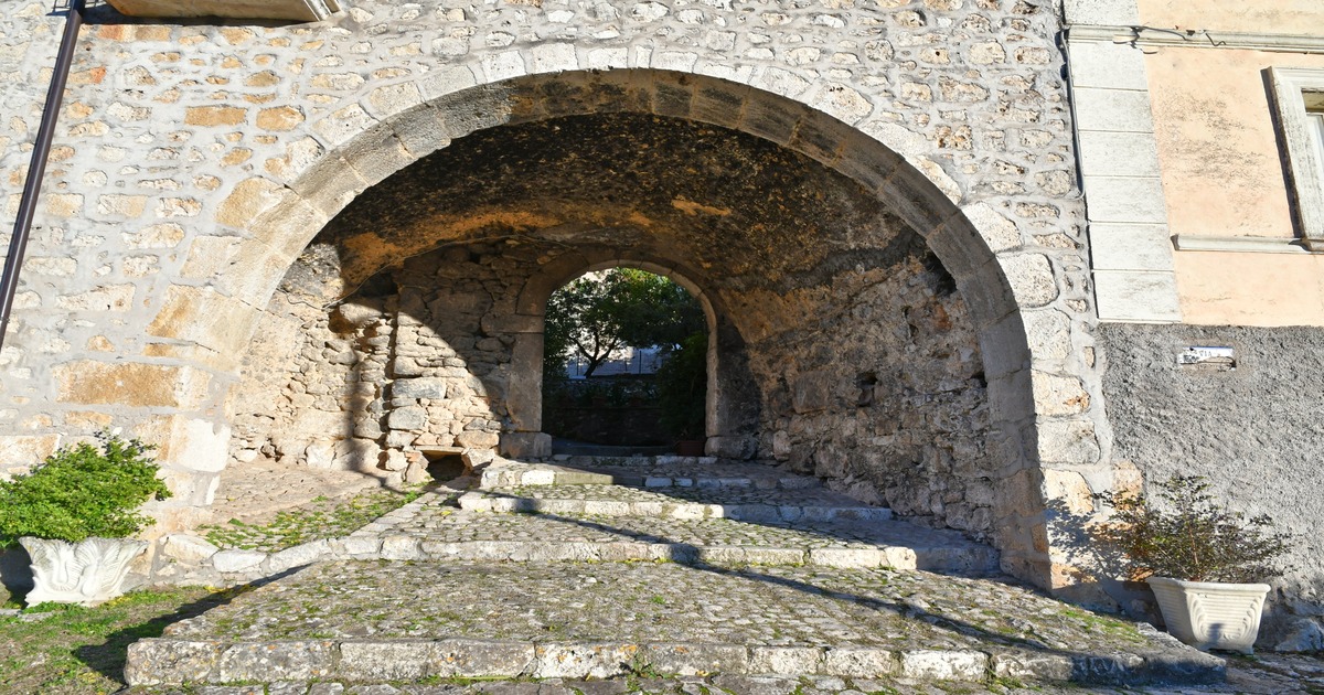 C'è un delizioso borgo medievale sospeso tra due monti: si trova nel lazio ed ha un fascino letterario davvero unico nel suo genere