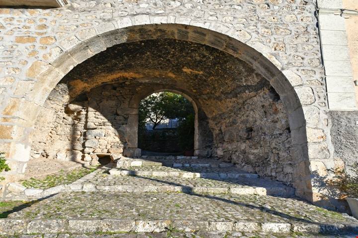 C'è un delizioso borgo medievale sospeso tra due monti: si trova nel lazio ed ha un fascino letterario davvero unico nel suo genere