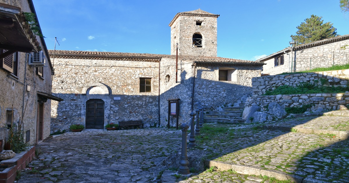 C'è un delizioso borgo medievale sospeso tra due monti: si trova nel lazio ed ha un fascino letterario davvero unico nel suo genere