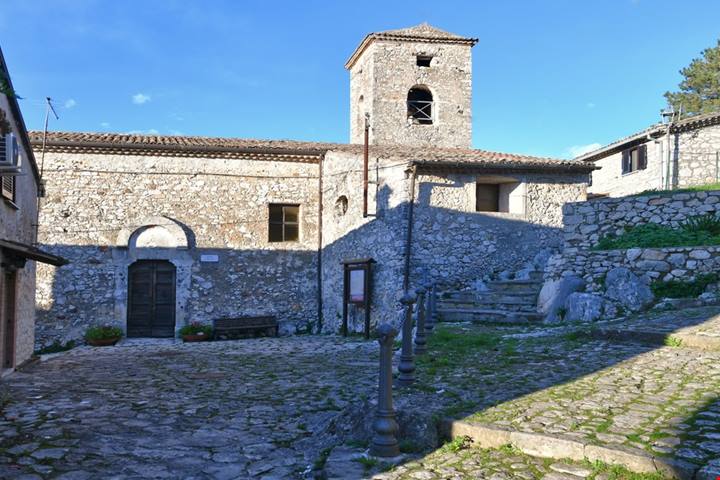 C'è un delizioso borgo medievale sospeso tra due monti: si trova nel lazio ed ha un fascino letterario davvero unico nel suo genere