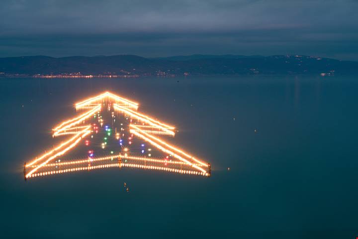 L'albero di Natale più grande del mondo? Si trova... sull'acqua! Ecco dove si terrà uno degli spettacoli di luce più belli di tutto il paese