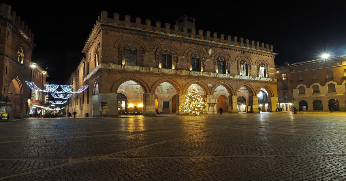 Addobbi luminosi e chalet in legno: per Natale questa antica città della Lombardia sembra un pittoresco villaggio vestito a festa