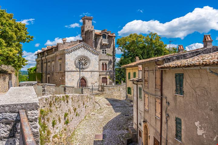Chi l'avrebbe mai detto che il villaggio di Babbo Natale si trovasse in provincia di RIeti? Ecco come questo antico borgo medievale si è addobbato per le feste