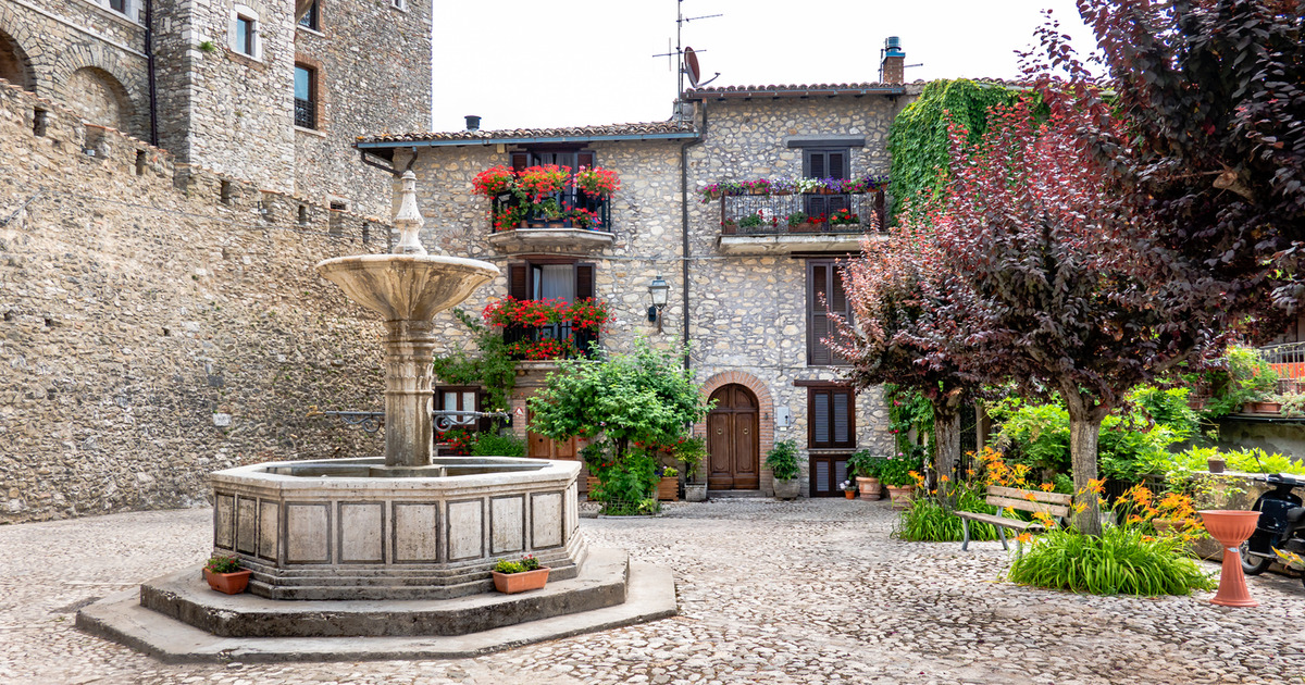 Chi l'avrebbe mai detto che il villaggio di Babbo Natale si trovasse in provincia di RIeti? Ecco come questo antico borgo medievale si è addobbato per le feste