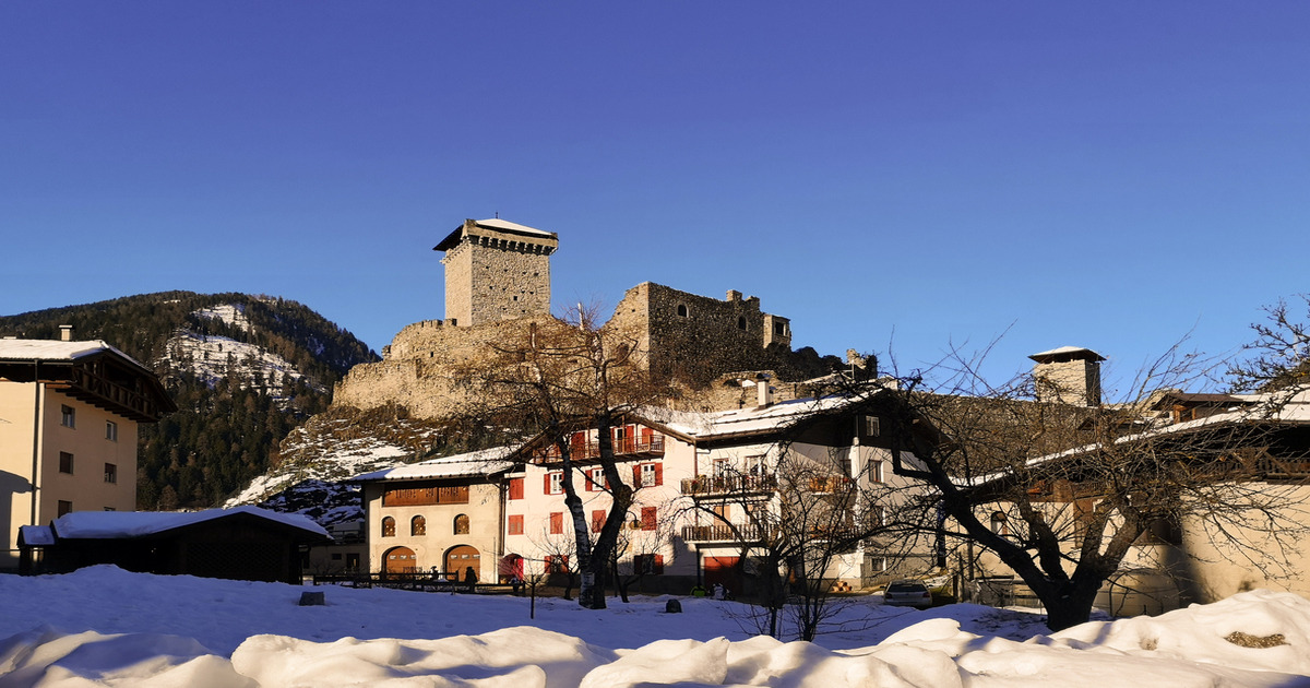 Una magica immersione tra i presepi: questo borgo in provincia di Trento è una fiaba tutto l'anno, ma sotto Natale si trasforma