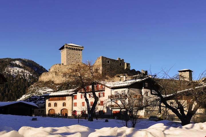 Una magica immersione tra i presepi: questo borgo in provincia di Trento è una fiaba tutto l'anno, ma sotto Natale si trasforma