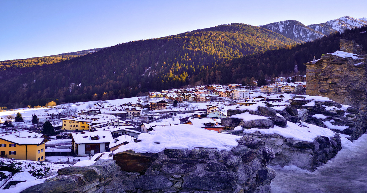 Una magica immersione tra i presepi: questo borgo in provincia di Trento è una fiaba tutto l'anno, ma sotto Natale si trasforma