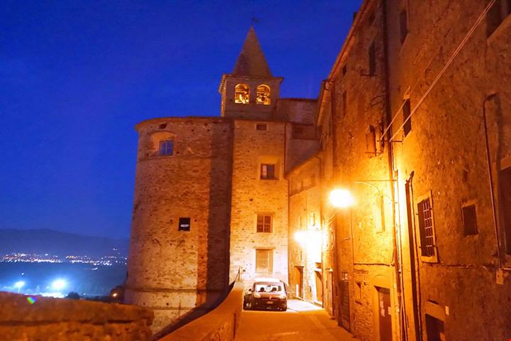 Ancora in dubbio per l'8 Dicembre? C'è un borgo nascosto tra le colline della Toscana pronto ad illuminarsi in maniera speciale durante la festa dell'Immacolata