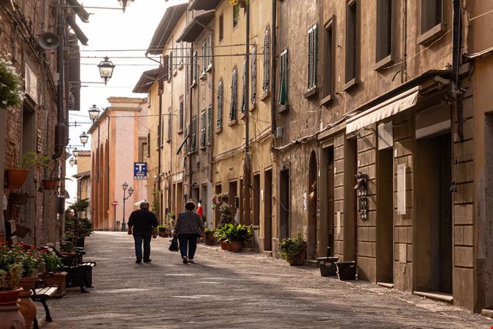 SI trova in Toscana ma sembra di essere in Lapponia: solo per qualche giorno le strade di questo antico borgo medievale si trasformeranno in un villaggio di Natale