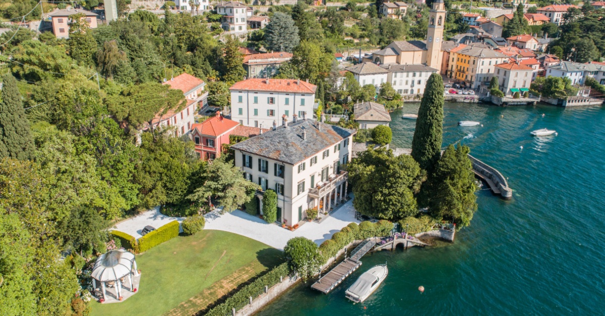 Nel borgo di George Clooney c'è un monumento che non dovrebbe essere qui: è il vero mistero del lago di Como