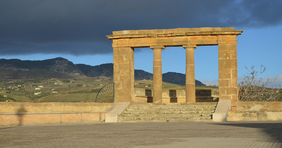 Ha un nome evocativo, ma il paesaggio lo è ancora di più: questo borgo in Sicilia è perfetto per un'assolata passeggiata fuori stagione