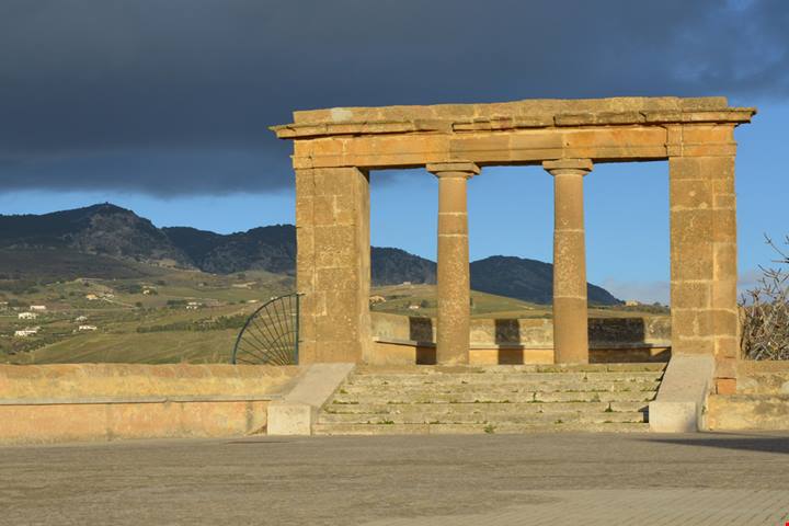 Ha un nome evocativo, ma il paesaggio lo è ancora di più: questo borgo in Sicilia è perfetto per un'assolata passeggiata fuori stagione