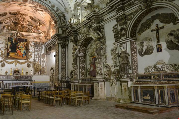 Ha un nome evocativo, ma il paesaggio lo è ancora di più: questo borgo in Sicilia è perfetto per un'assolata passeggiata fuori stagione