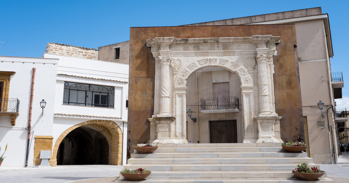 Ha un nome evocativo, ma il paesaggio lo è ancora di più: questo borgo in Sicilia è perfetto per un'assolata passeggiata fuori stagione