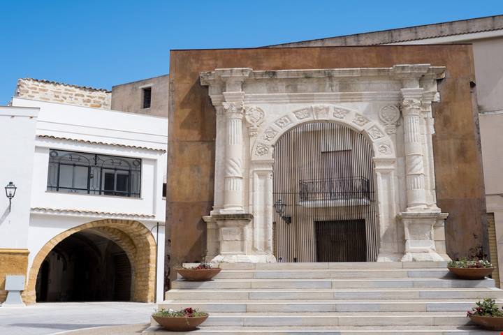 Ha un nome evocativo, ma il paesaggio lo è ancora di più: questo borgo in Sicilia è perfetto per un'assolata passeggiata fuori stagione