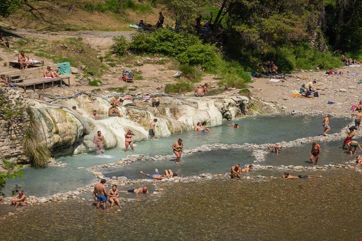 In Toscana ci sono ben 3 sorgenti termali libere dove potersi godere un bagno caldo anche in Inverno: ecco quali sono e dove si trovano