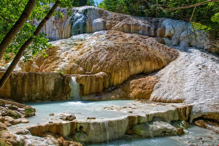 In Toscana ci sono ben 3 sorgenti termali libere dove potersi godere un bagno caldo anche in Inverno: ecco quali sono e dove si trovano
